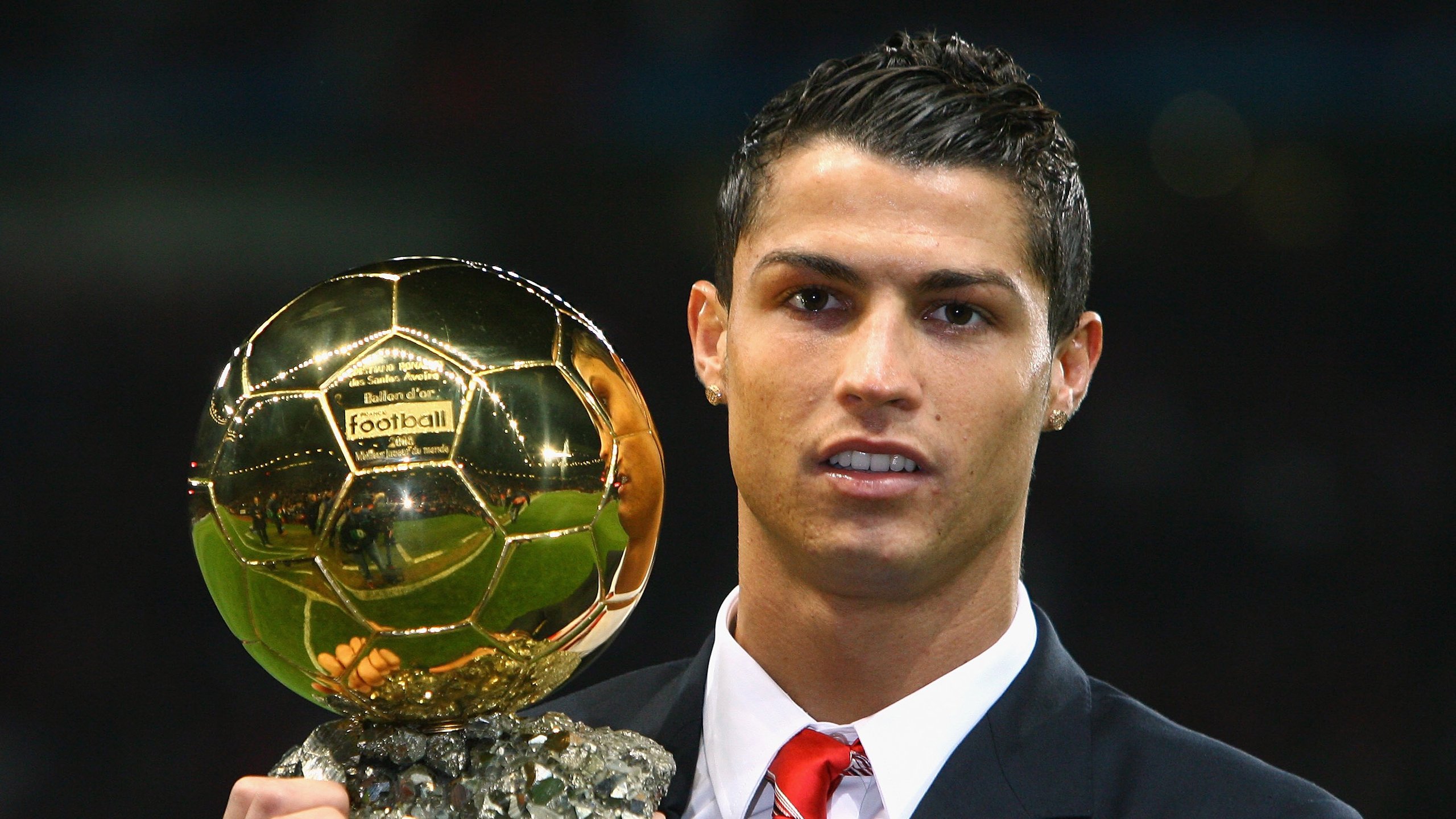 《电竞赛事的多平台联动：直播+短视频+社交新体验》，电竞赛事现场